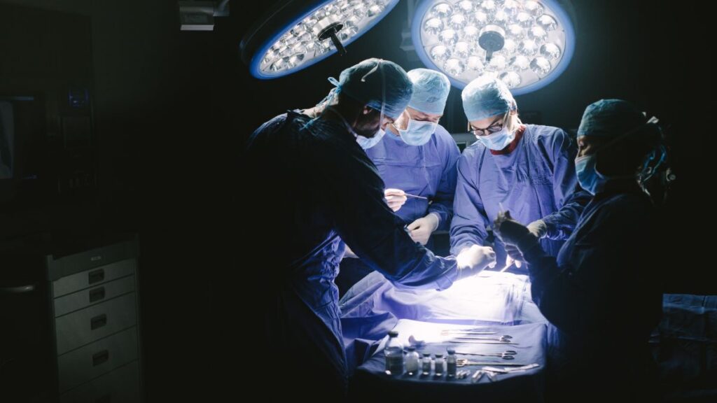 Cirurgia plástica gera indenização após complicações; entenda por que Justiça dividiu a responsabilidade 1 Equipe médica realiza cirurgia plástica em centro cirúrgico; TJMG manteve indenização após complicações em procedimento estético