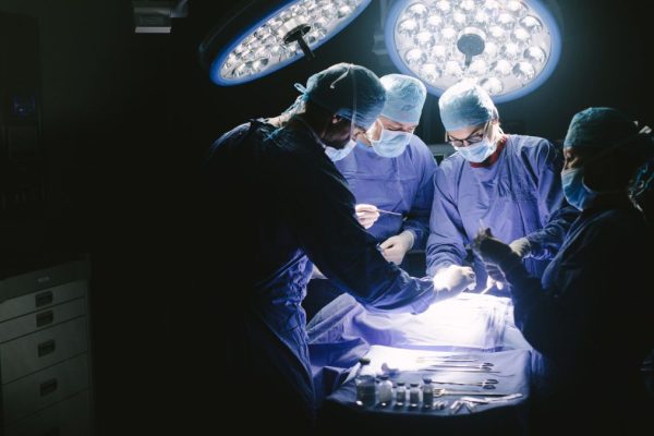 Equipe médica realiza cirurgia plástica em centro cirúrgico; TJMG manteve indenização após complicações em procedimento estético